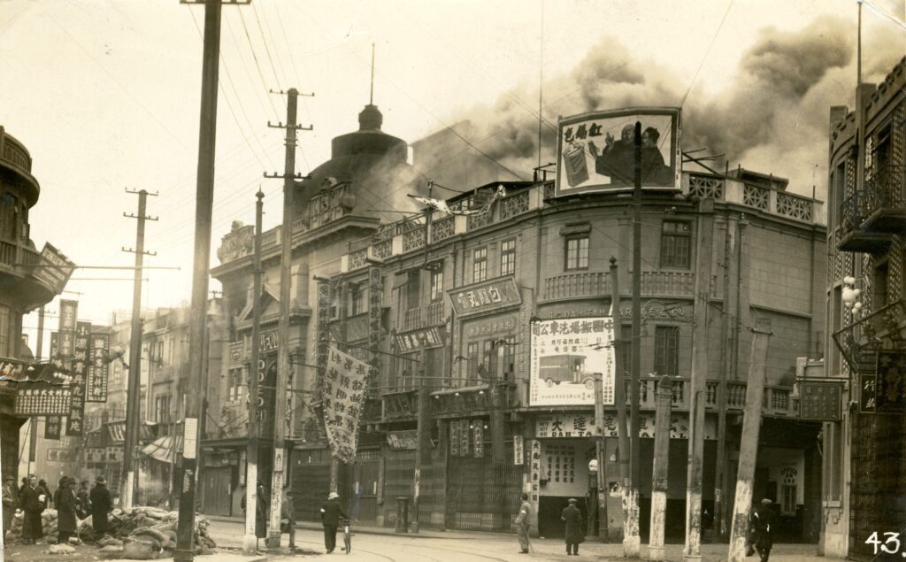 Fotografia storica di un edificio in fiamme in una città dell'Asia orientale