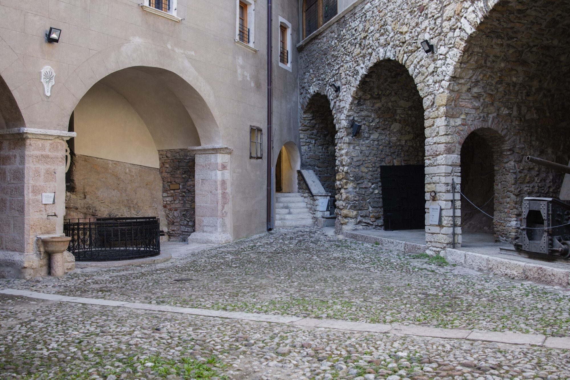 Cortile interno del castello con portici ad archi in pietra