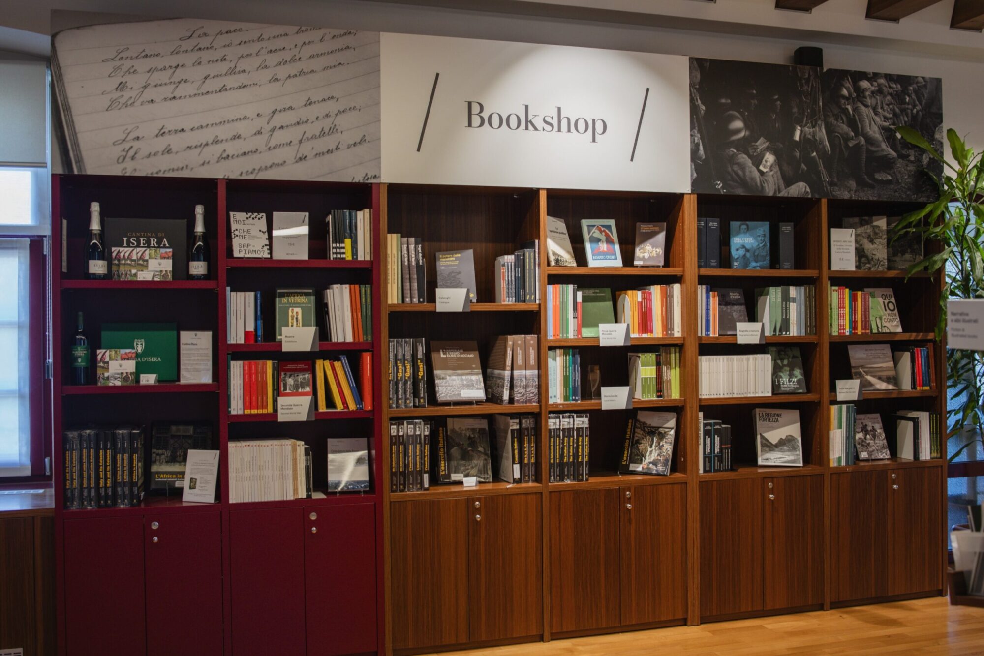 Scaffali del bookshop del MITAG con le pubblicazioni del museo