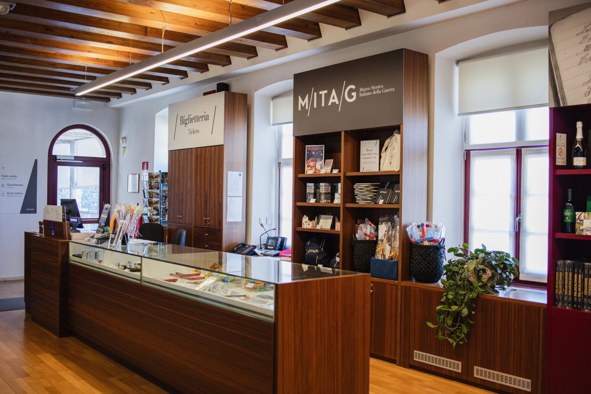Il bookshop del MITAG con il banco e gli scaffali di libri