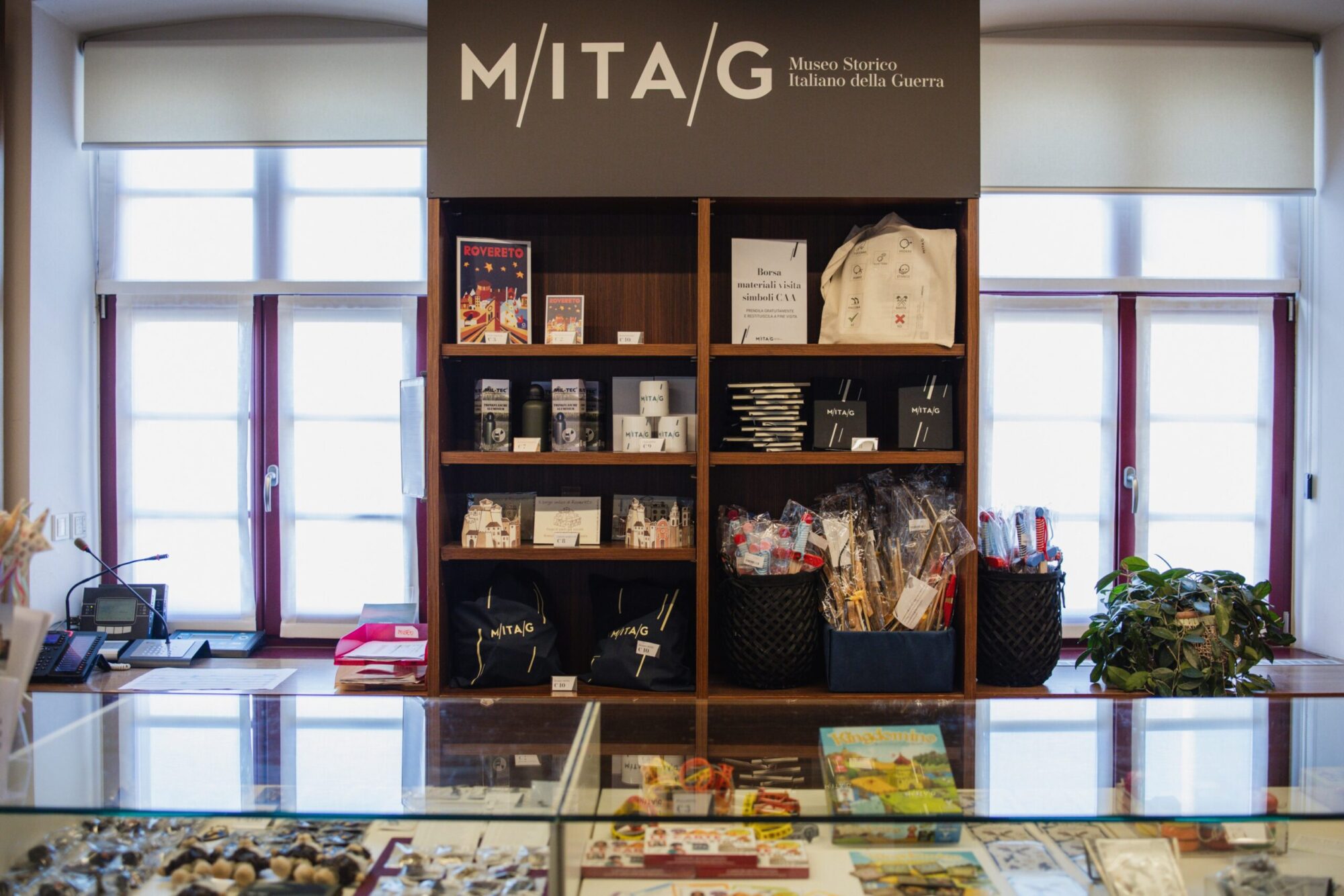 Il bookshop del MITAG con vetrina, libri e souvenir