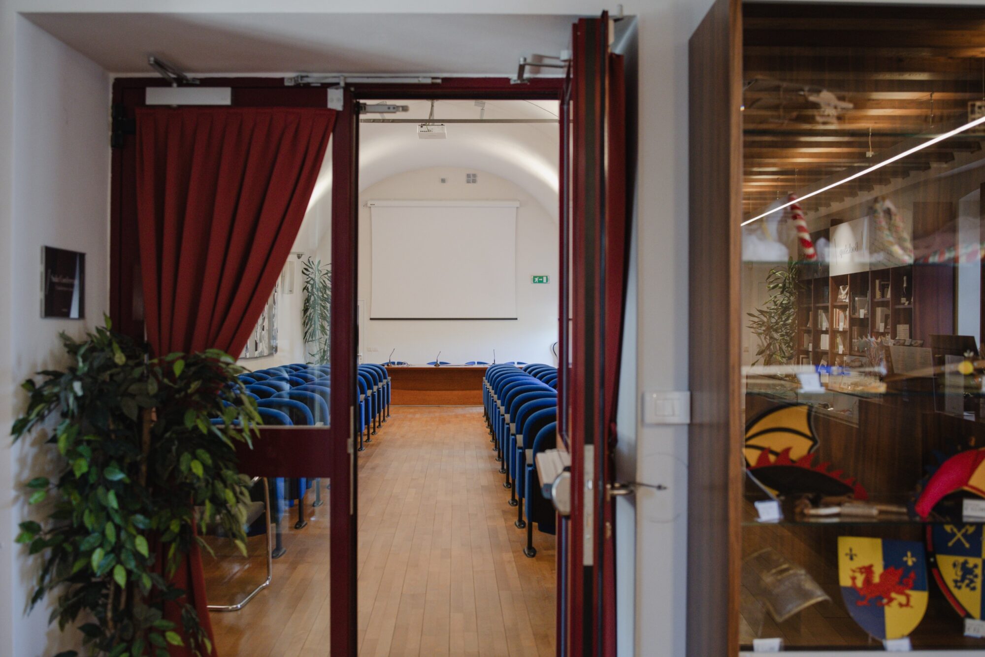 Ingresso della Sala Conferenze del MITAG con tende rosse