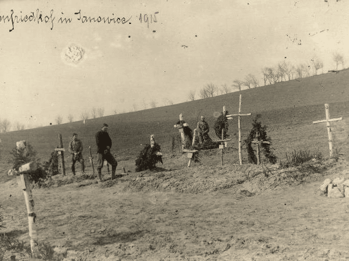 Fotografia d'epoca di un piccolo cimitero militare con croci in legno, 1915